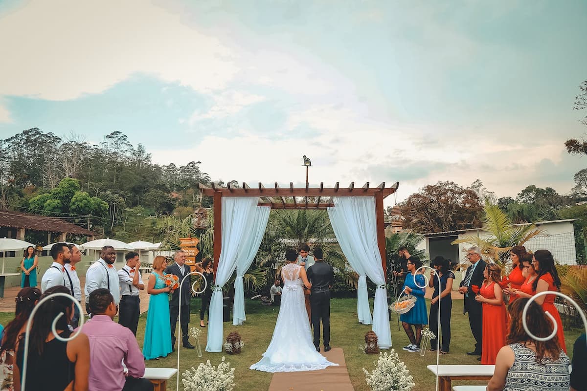 Imagem de uma cerimônia de casamento ao ar livre