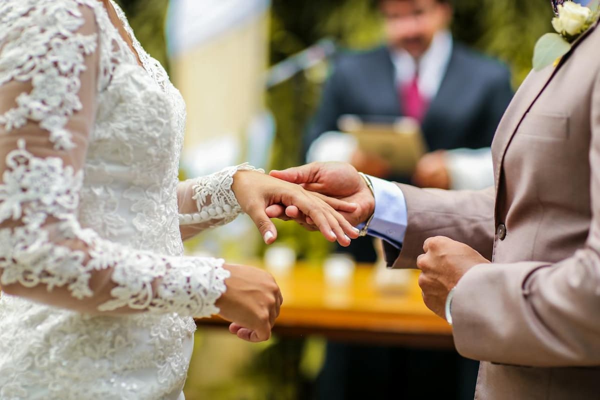 Imagem do noivo pegando na mão da noiva na hora do casamento
