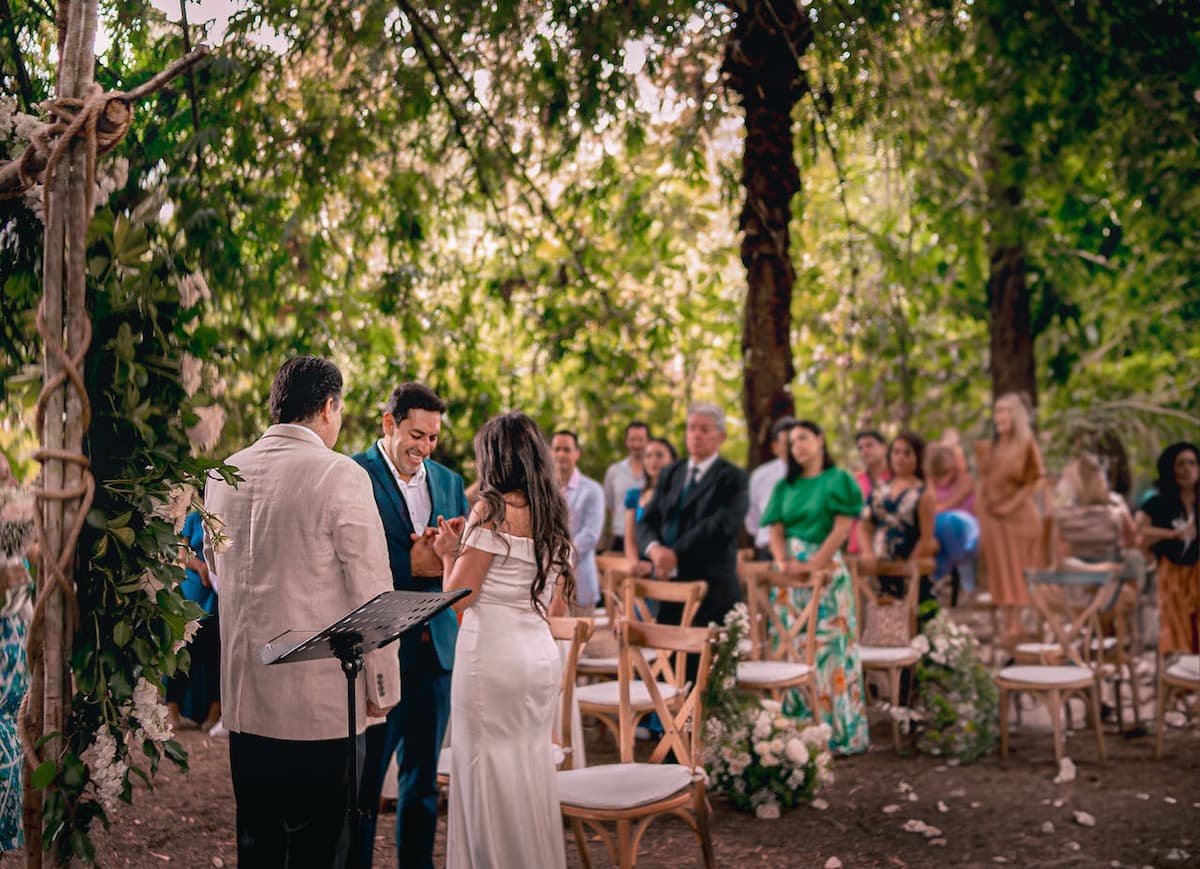 Imagem de um casamento ao ar livre em um lugar com muitas árvores