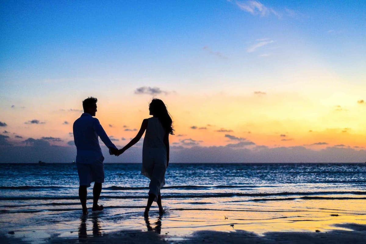 Imagem de um casal na praia