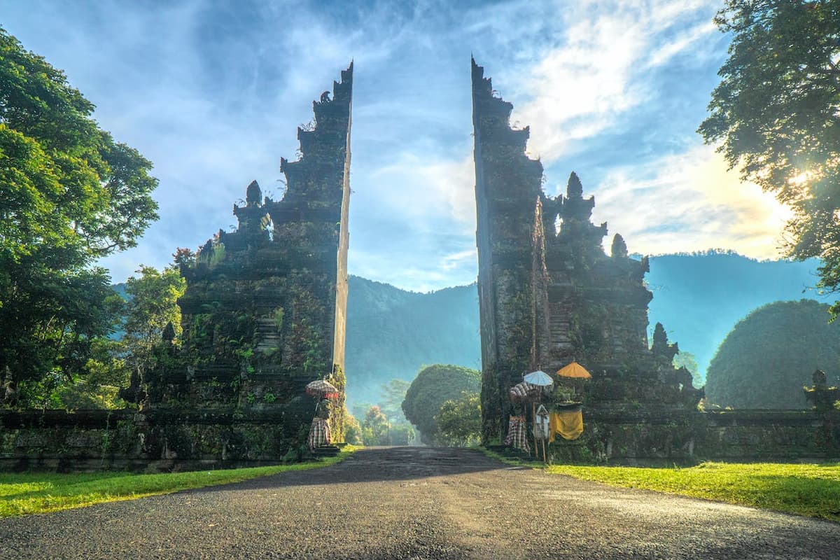 Imagem de um monumento na Indonésia 