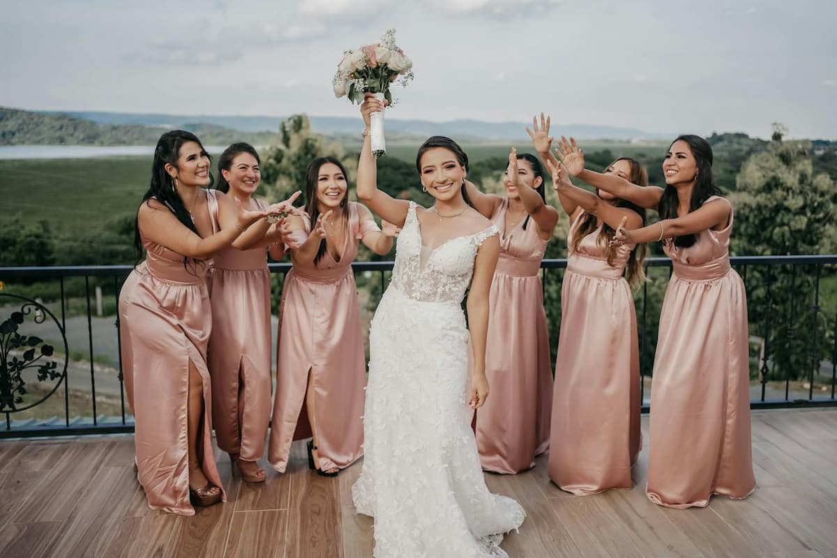Imagem de uma noiva com suas madrinhas com vestido rosa