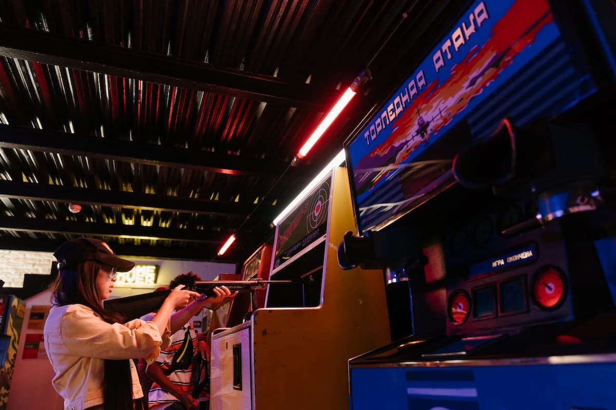Imagem de uma menina jogando arcade