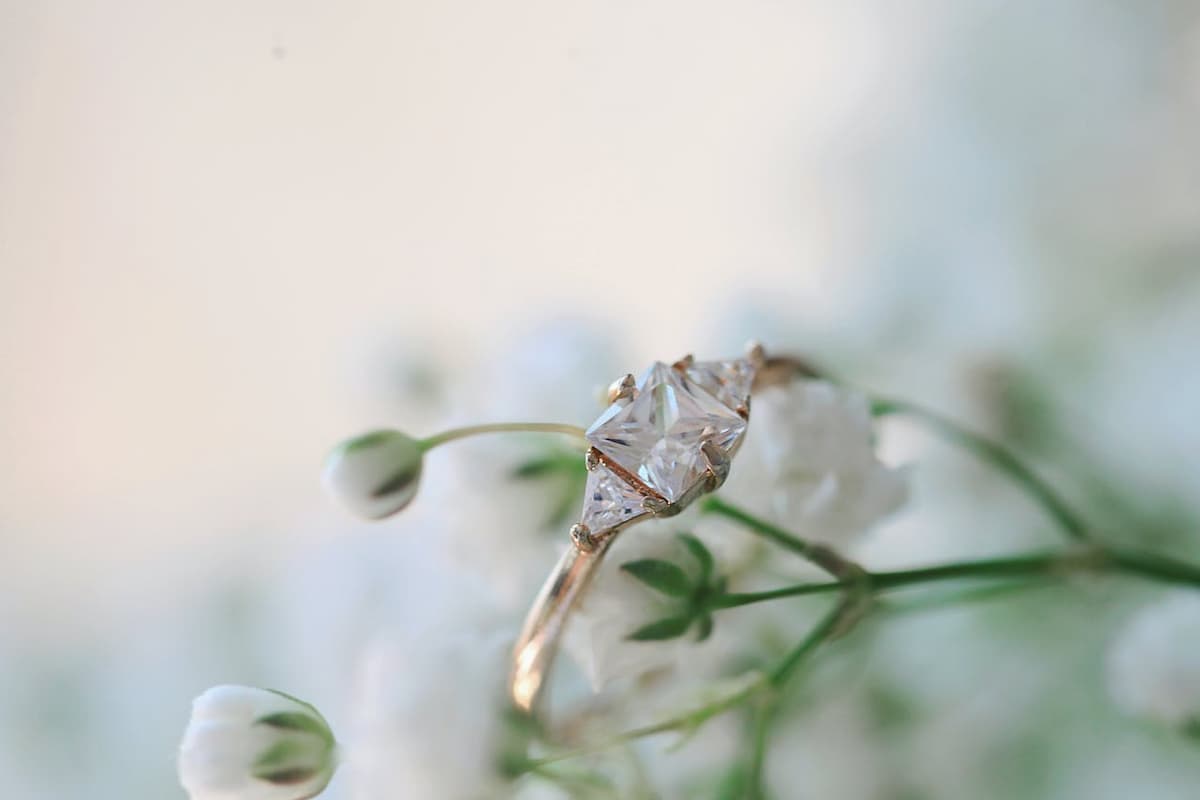 Imagem de um anel de diamante em uma flor