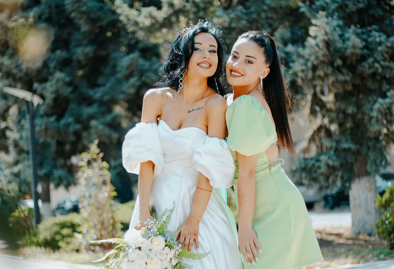 demoiselle no casamento segurando buquê e caminhando