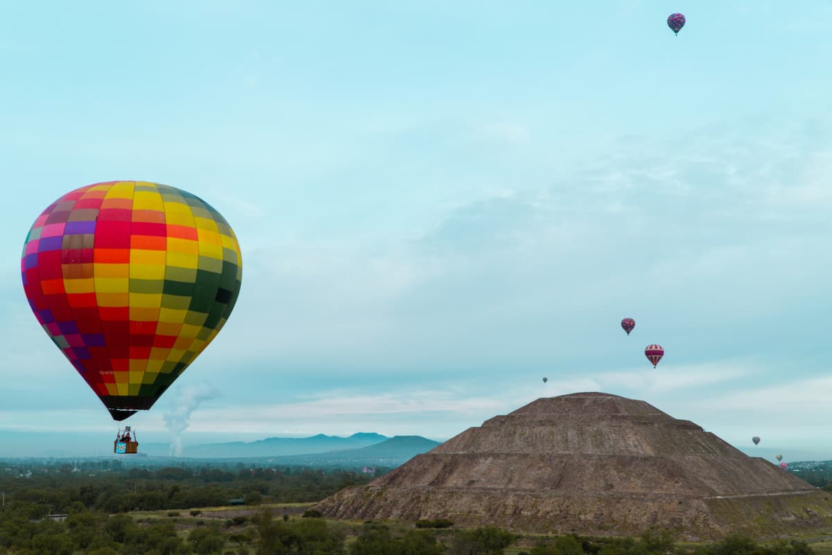 Imagem de um passeio de balão no ar em um lugar ao ar livre