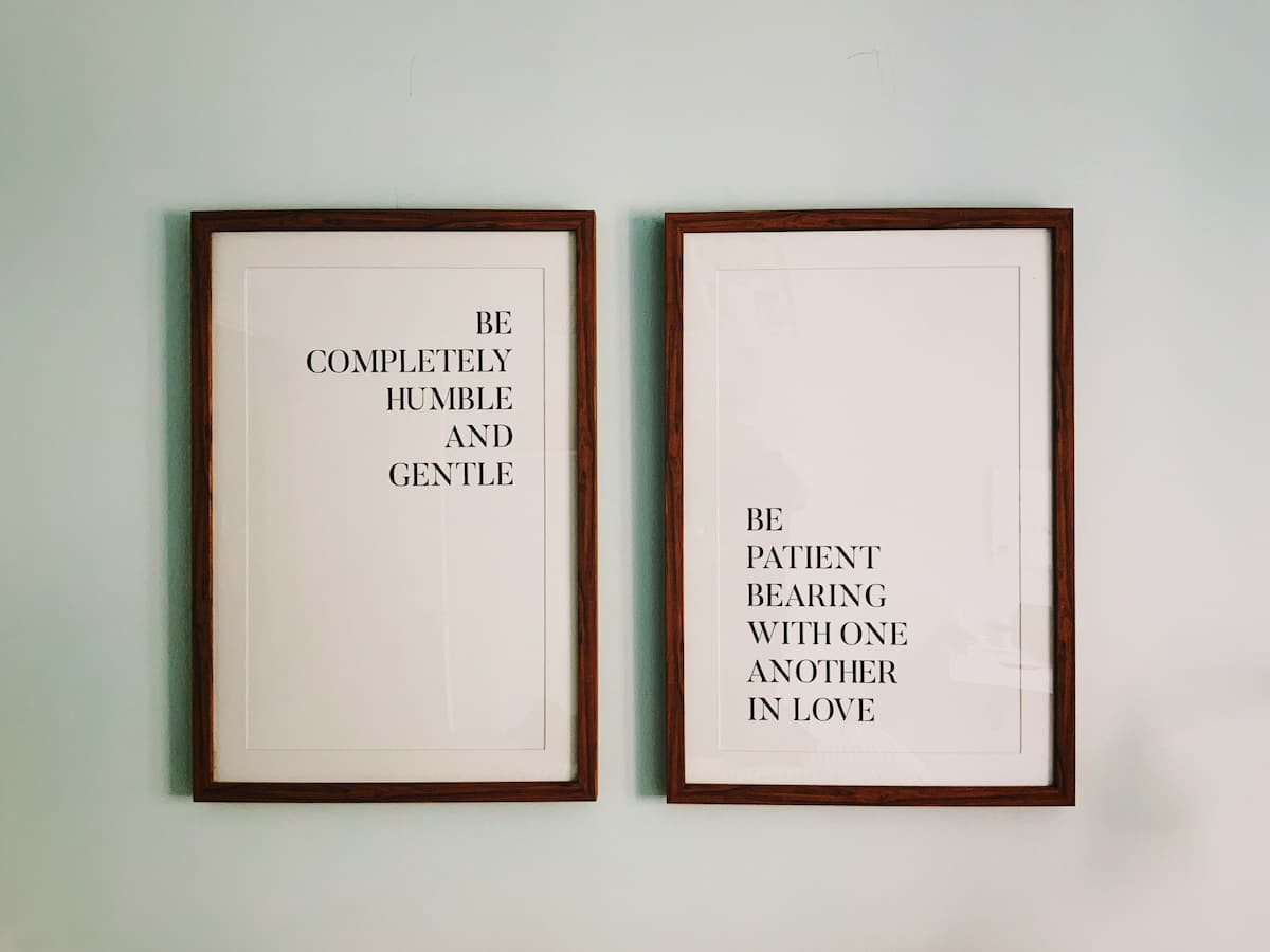 Imagem de dois quadros com frases na parede