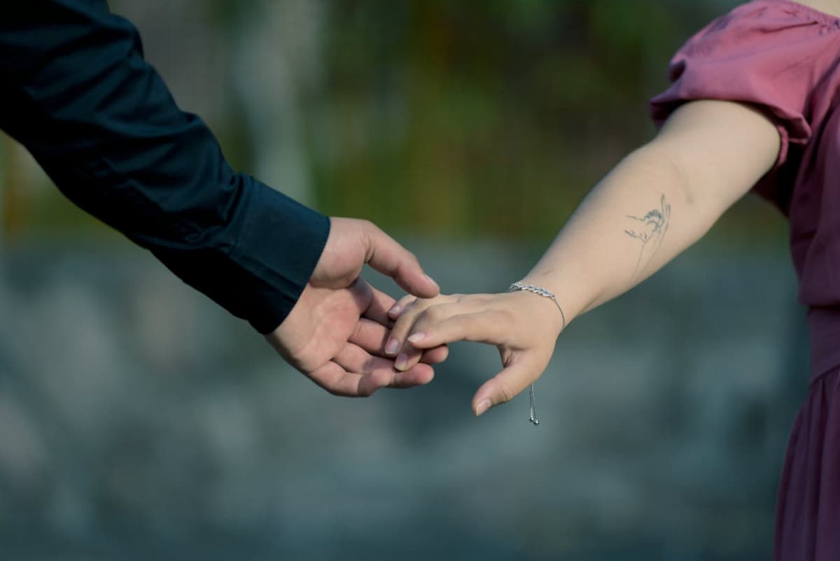 Imagem de um casal segurando a mão do outro