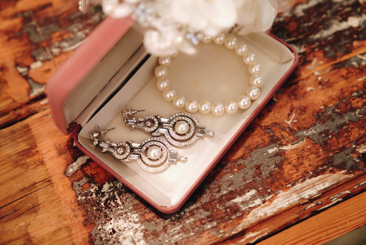 Imagem de uma pulseira e brincos de pérolas em uma caixa
