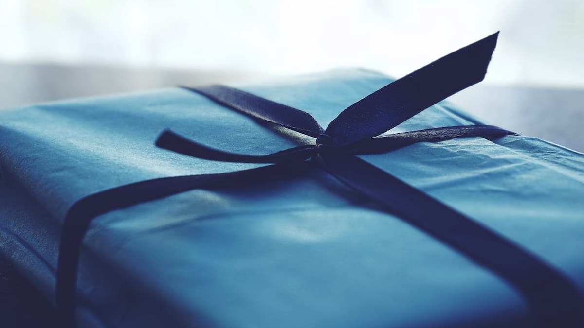 Imagem de um presente com embrulho azul
