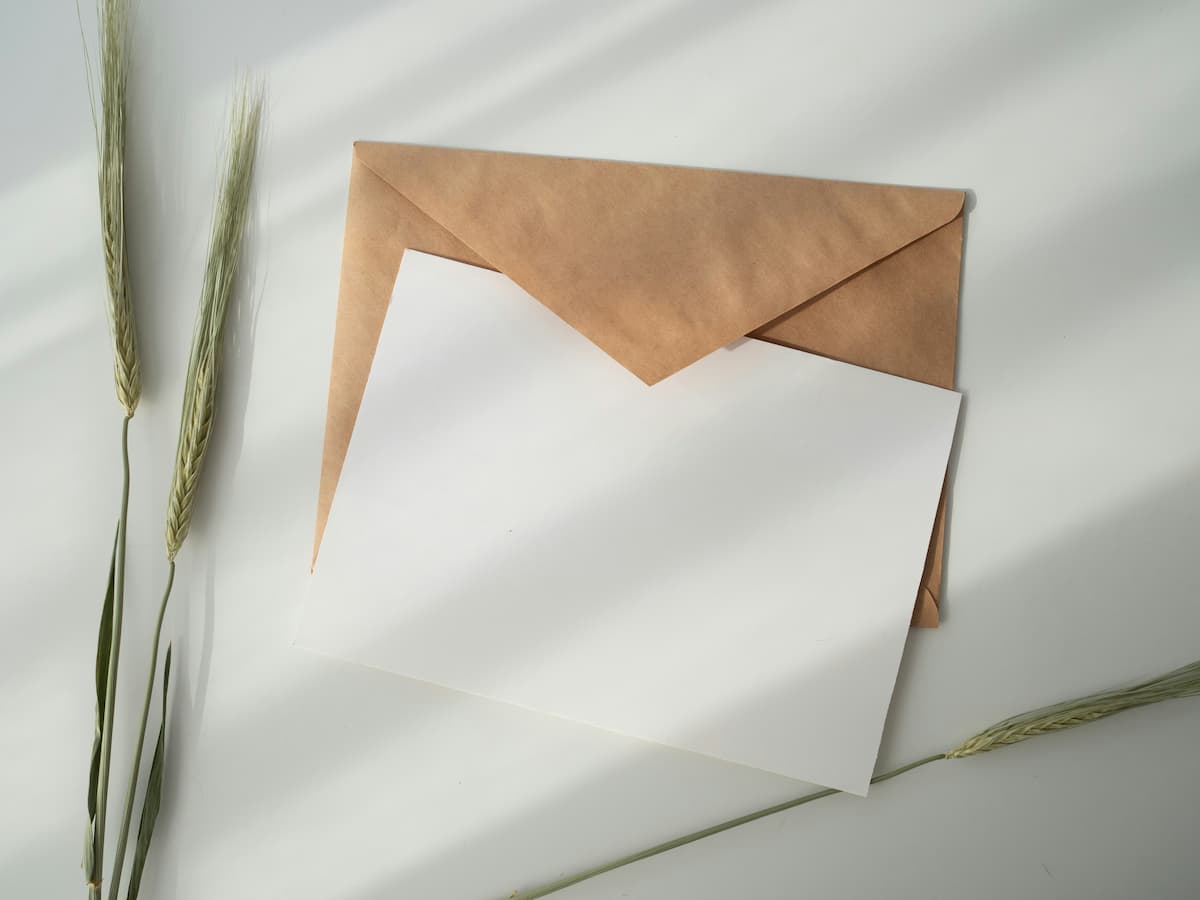 Um cartão de envelope com o papel fora 