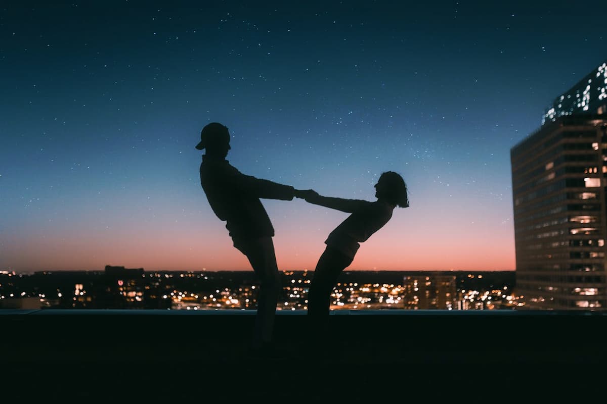 Imagem de um casal dançando no pôr do sol