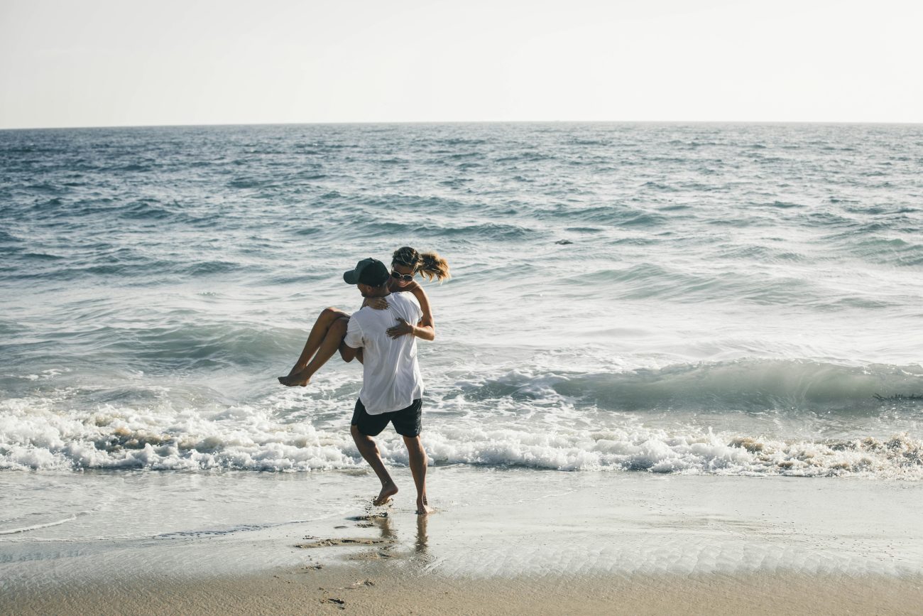 casal de noivos na beira do mar