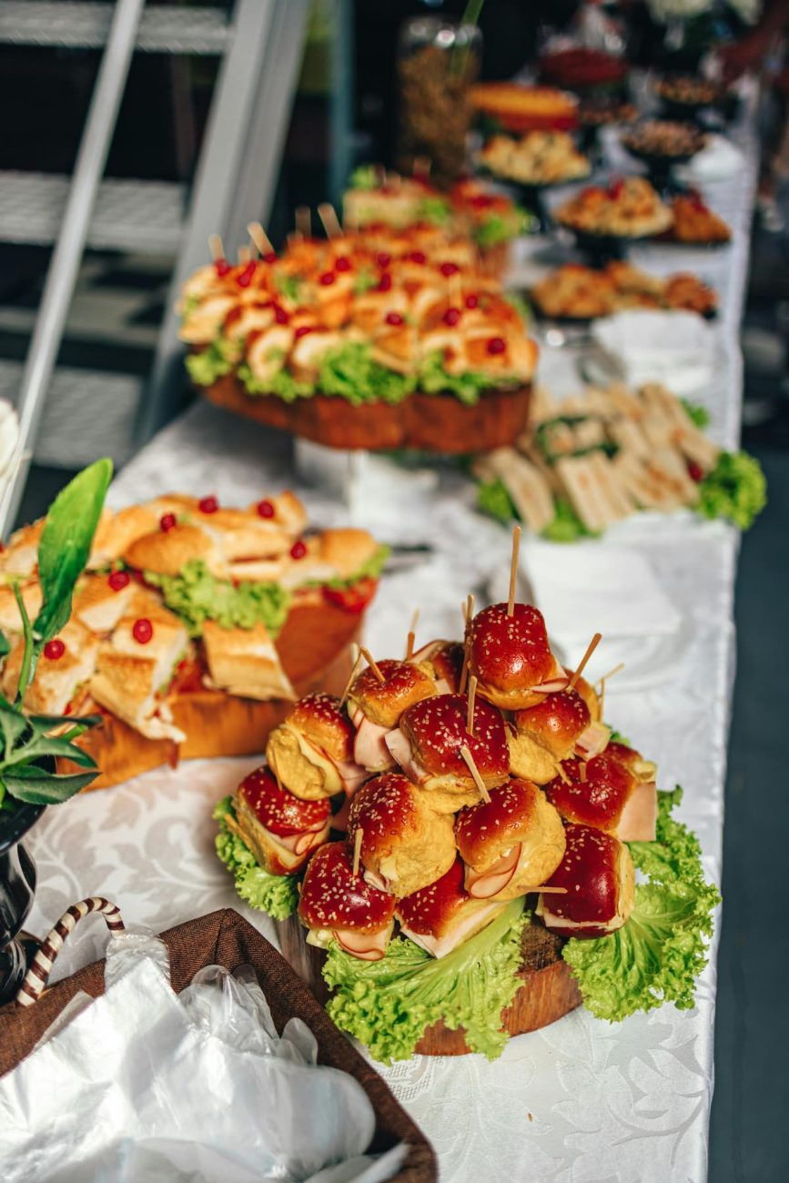 mesa enfeitada com comida