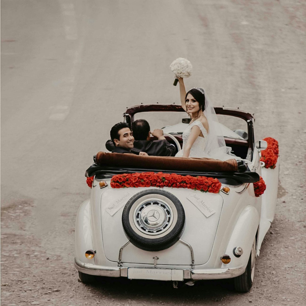 Foto de Studio Negarin. Noivos em carro conversível branco