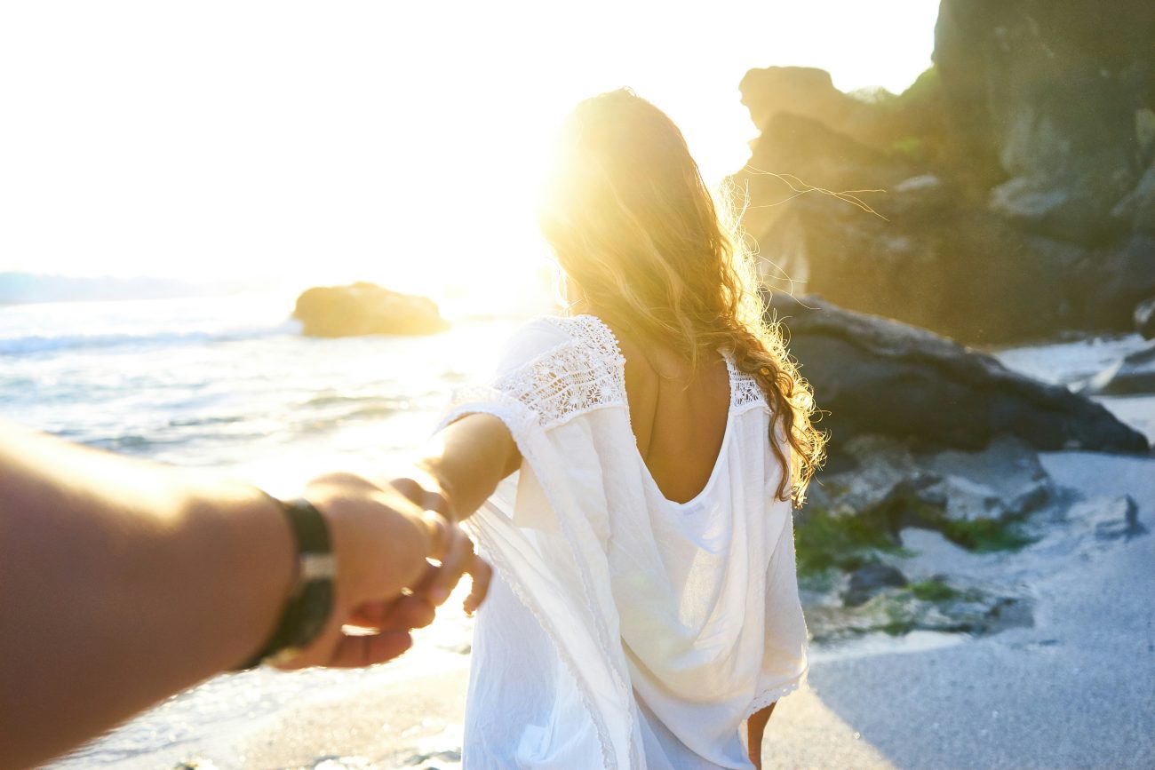 noiva com vestido branco na praia, de costas