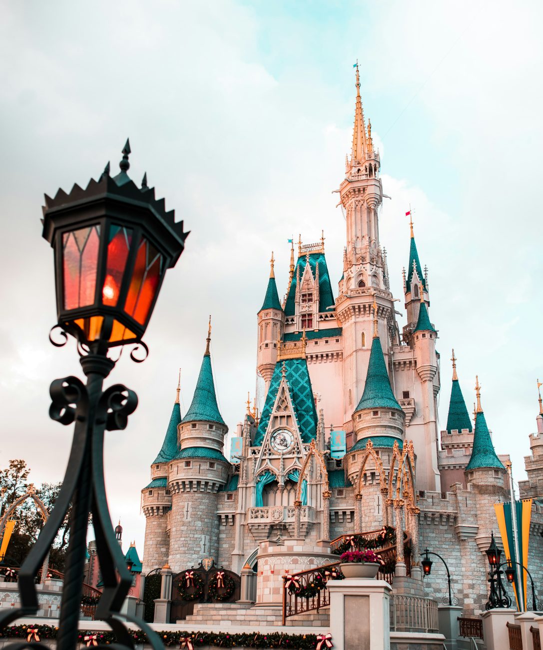 Decoração de casamento disney com detalhe de castelo e poste preto vintage à esquerda