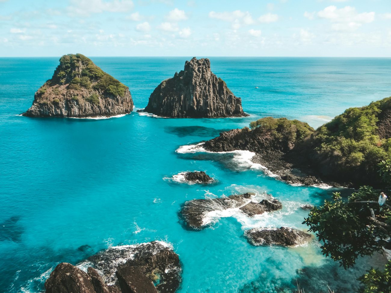 Morro dos Dois Irmãos em Fernando de Noronha - Destinos de lua de mel mais desejados em 2025