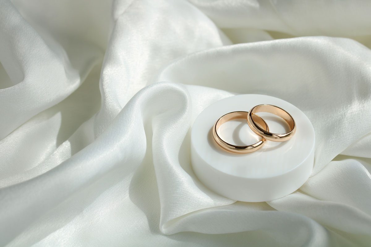Aliança de casamento em destaque representando a união do casal