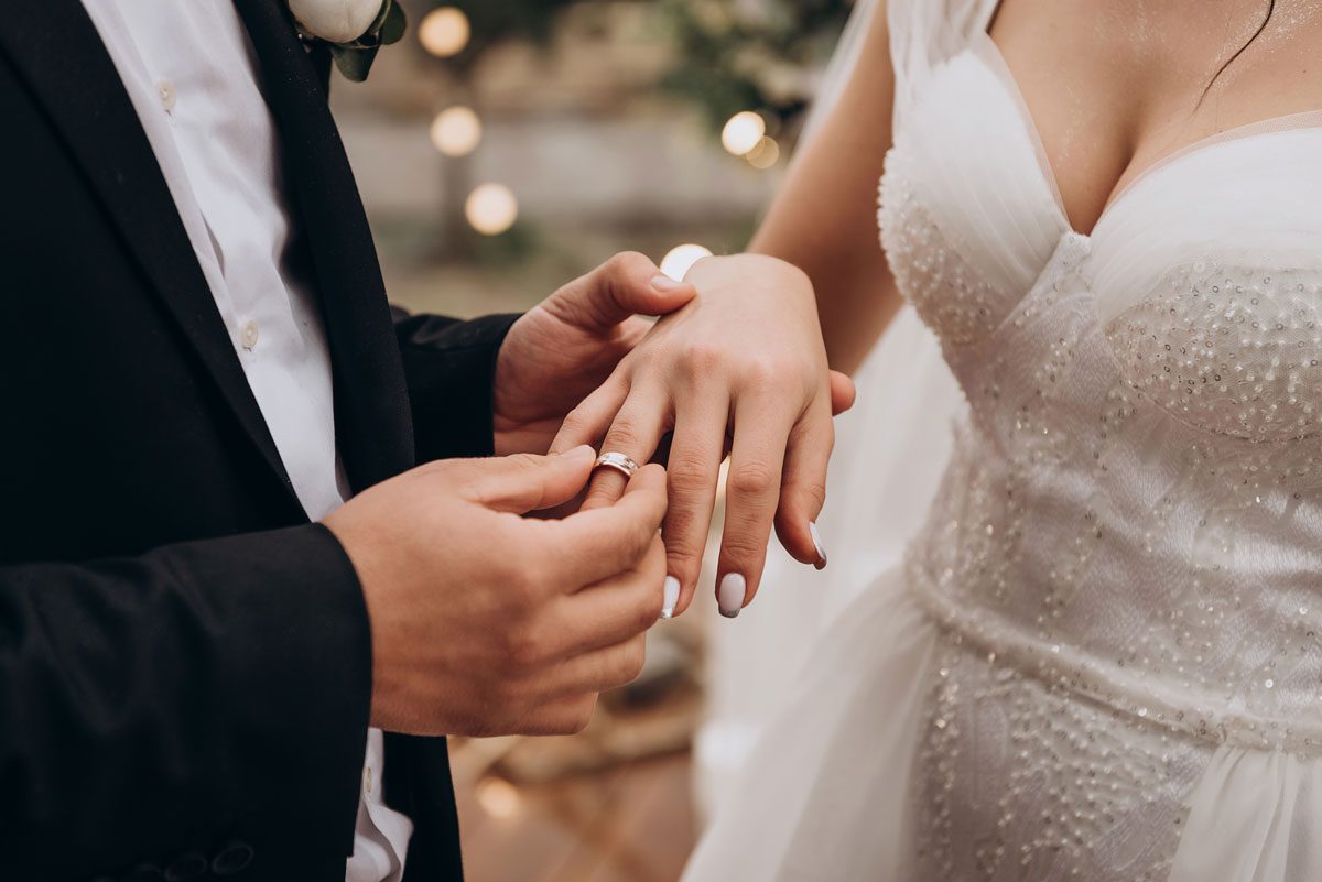 aliança em destaque nas fotos de casamento