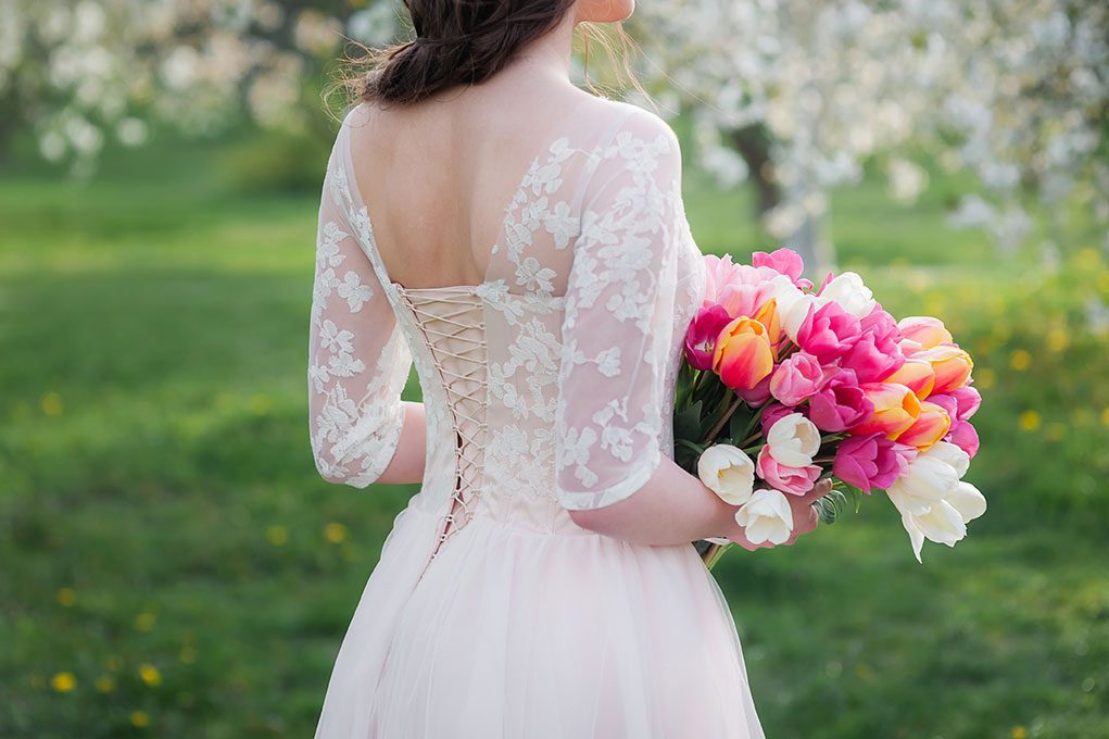 Buquê de noiva com suculentas e rosas