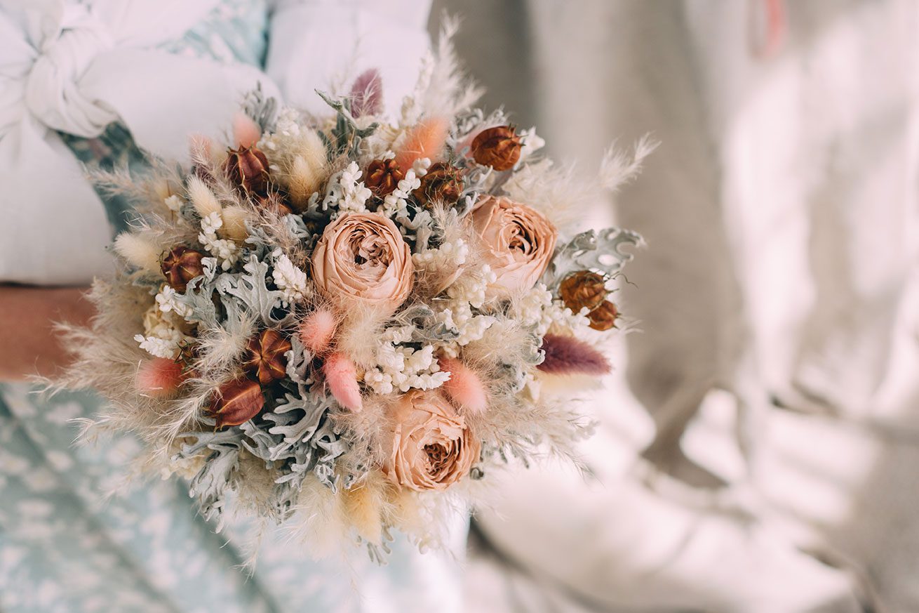 Buquê de noiva com flores da primavera