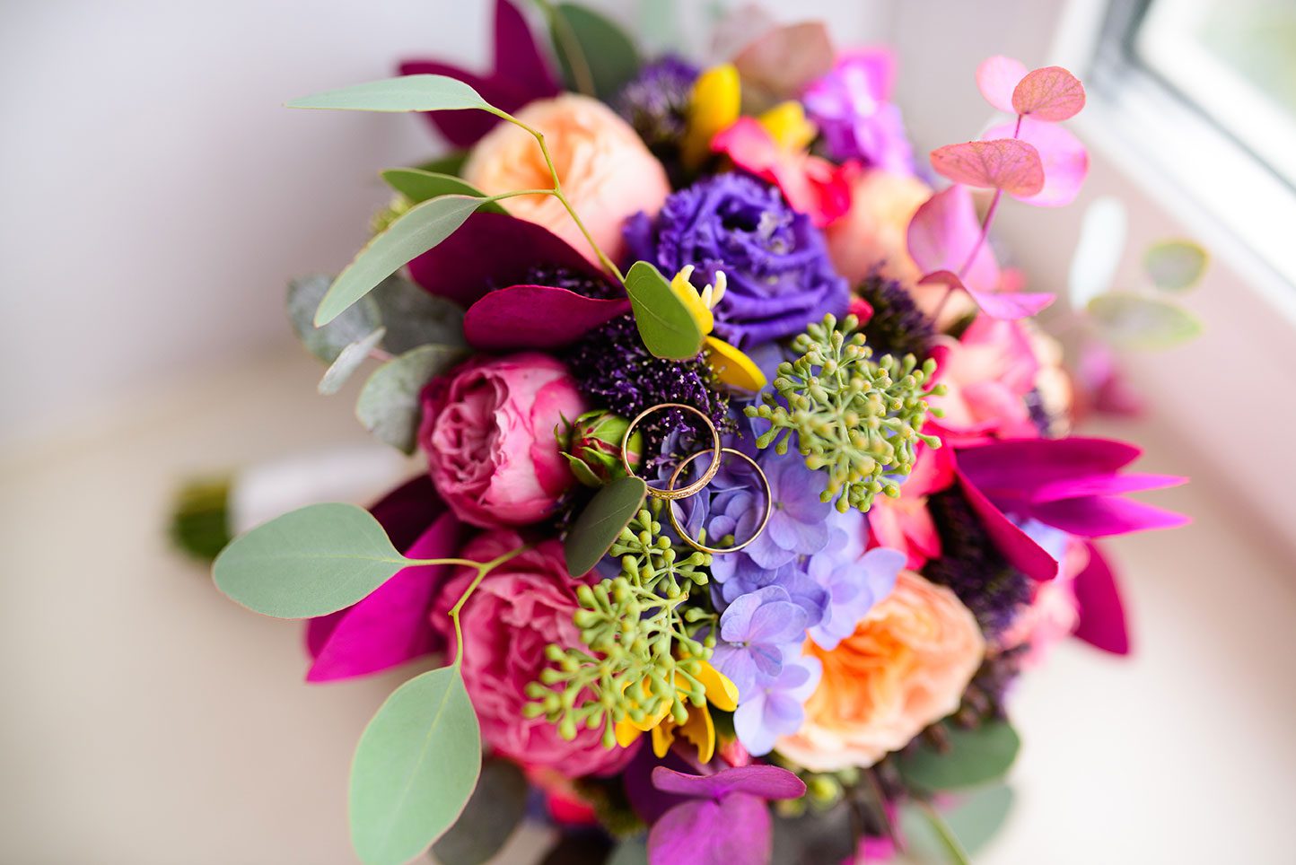 Buquê de noiva colorido com flores diversas
