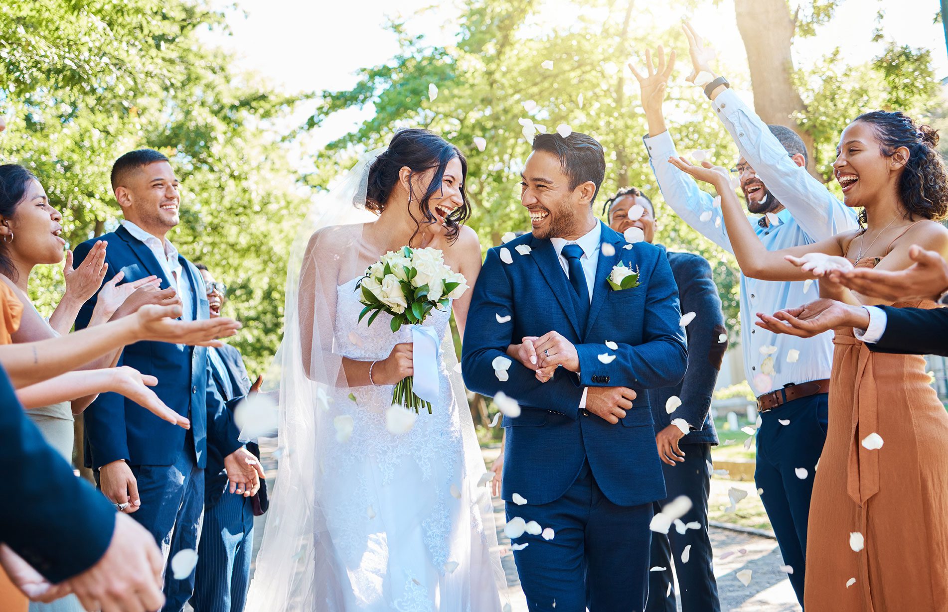 Cerimônia de casamento ao ar livre com noivos no altar