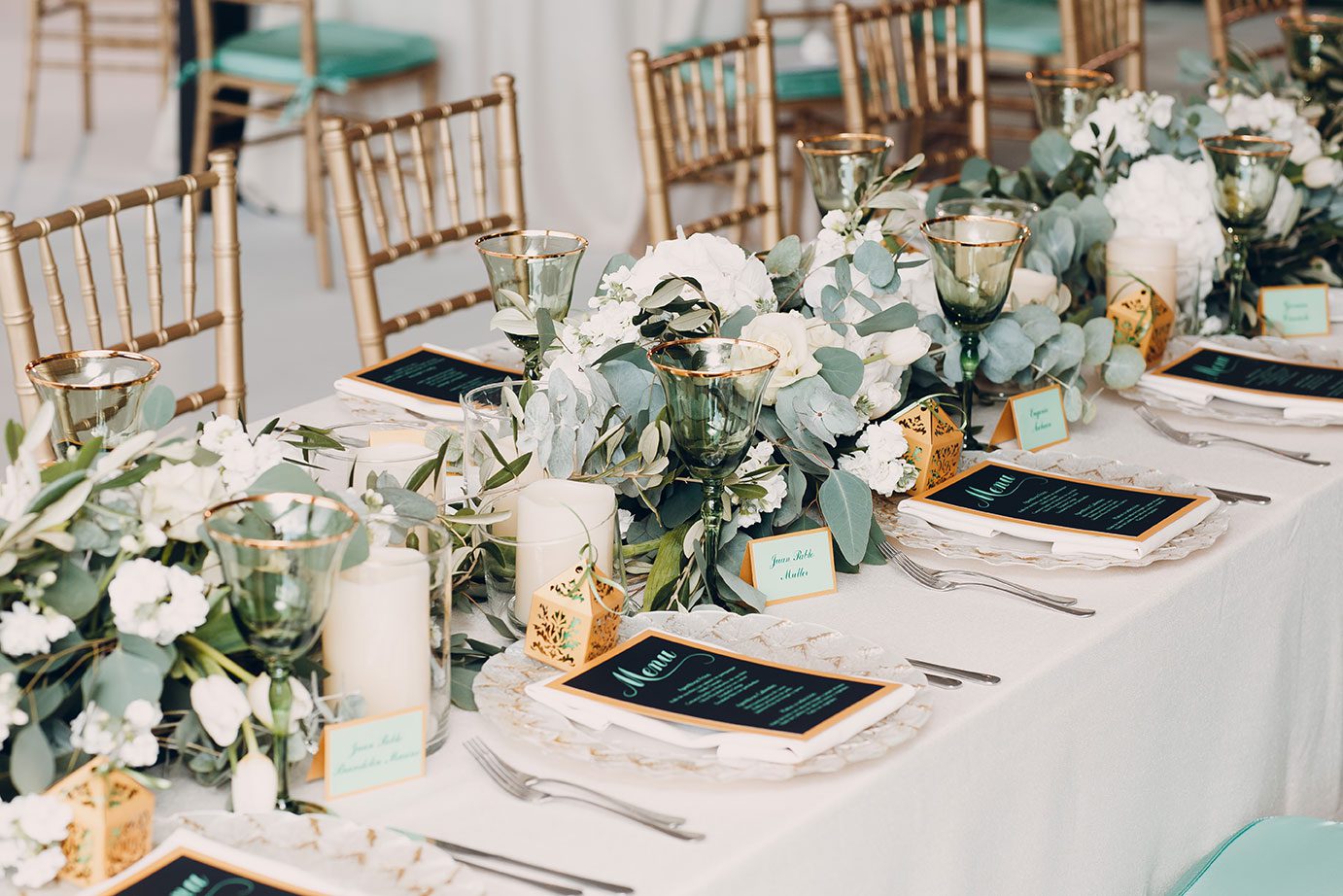 mesa de casamento elegante com flores claras e velas