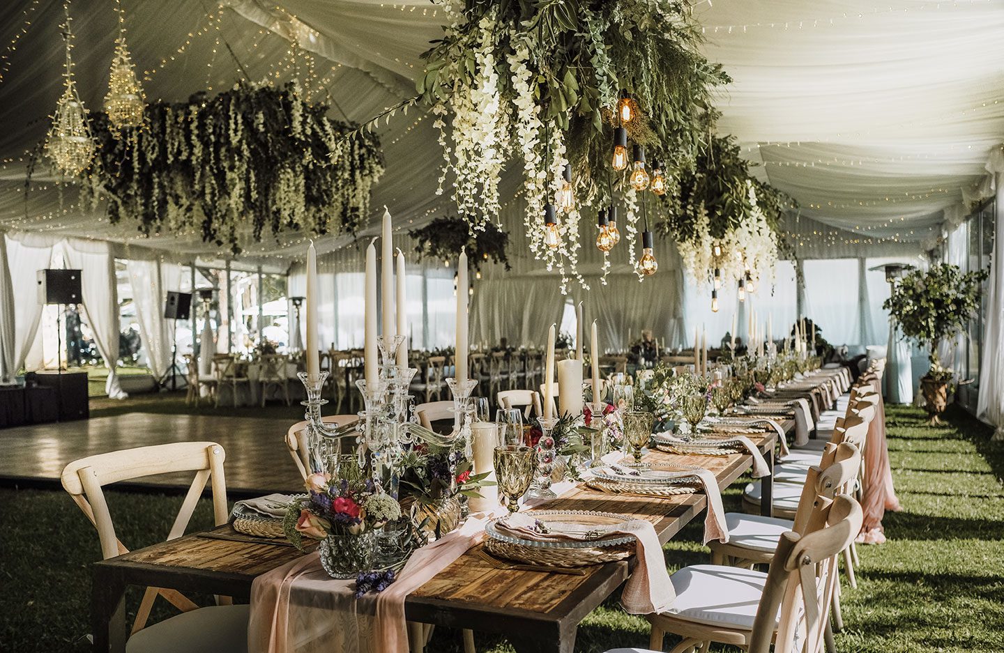 arranjo suspenso com iluminação aérea em casamento