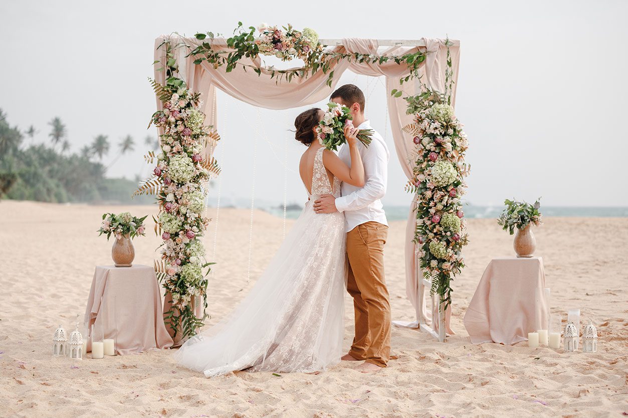 espaço para casamento na praia com altar à beira-mar