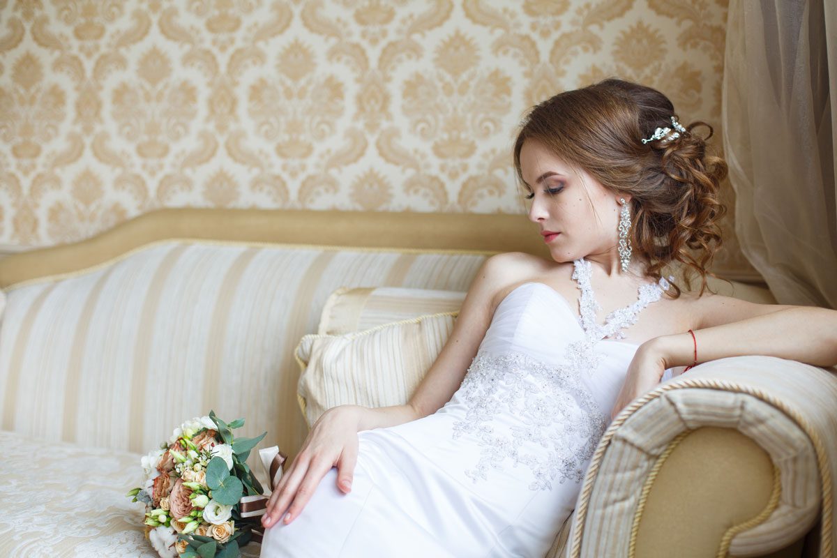 Penteados para casamento no civil: coque baixo e ondas leves