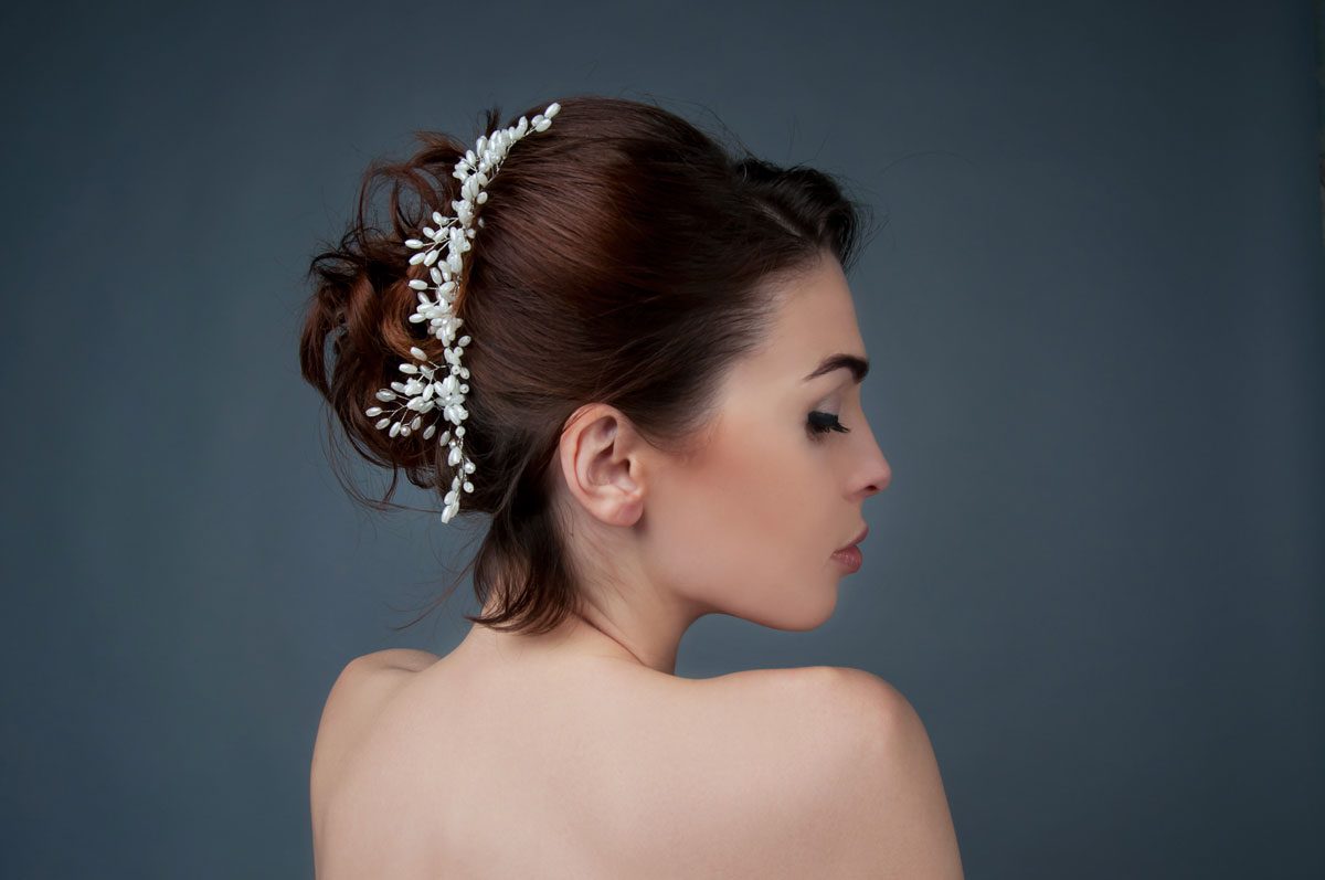 Cabelo curto no casamento: penteado com ondas e tiara