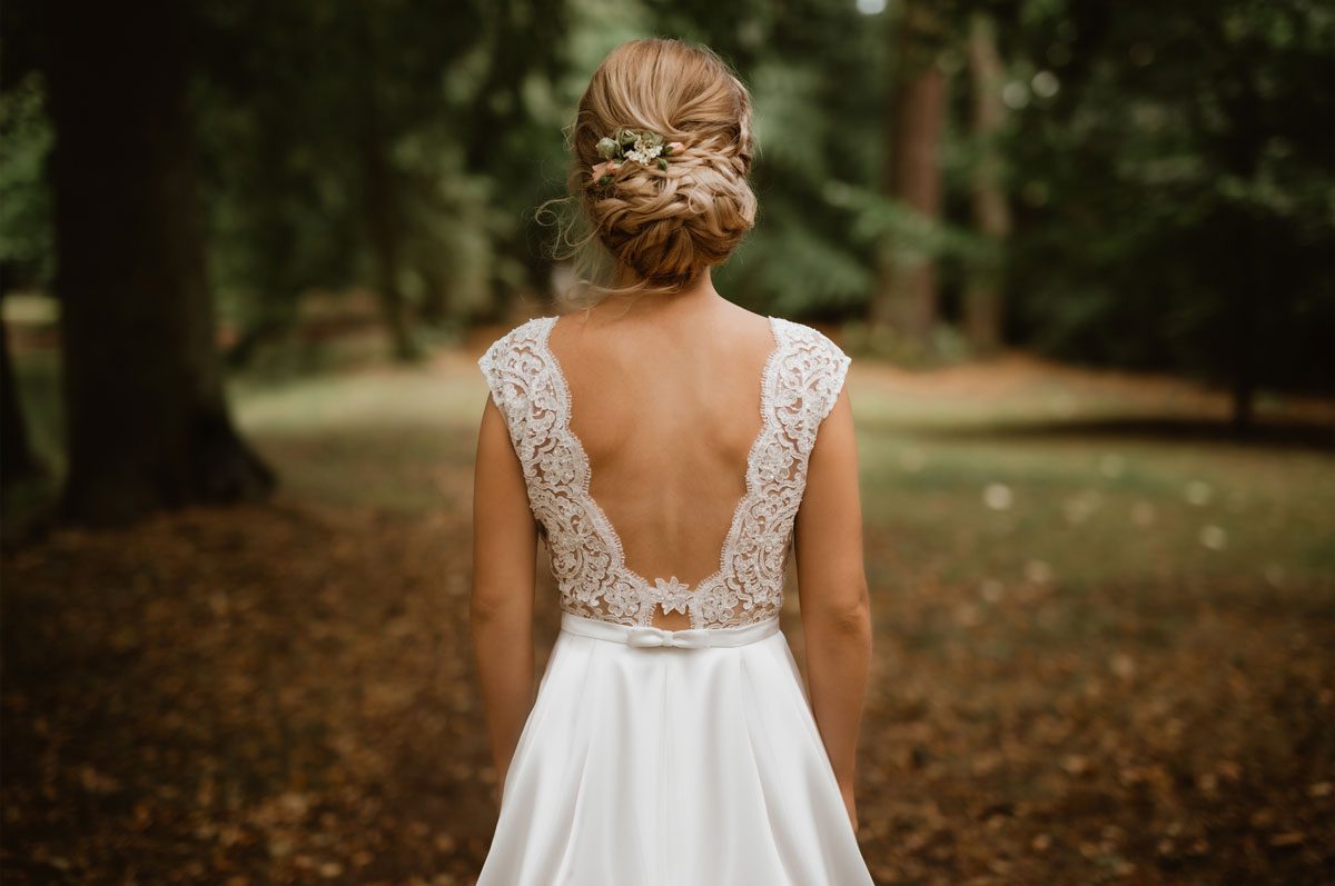 Penteado de casamento com acessórios: tiara e flores