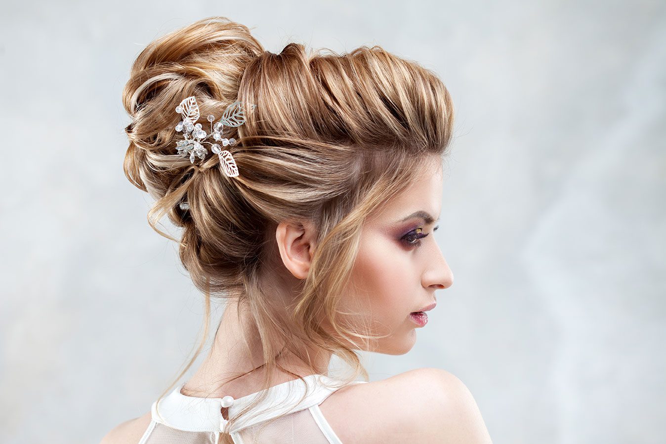 Coque clássico para noiva: penteado de casamento sofisticado