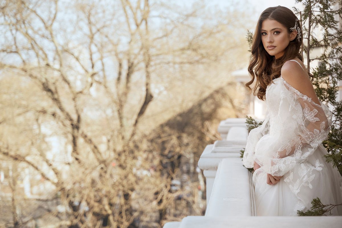 Penteado solto para casamento com ondas suaves e acessório
