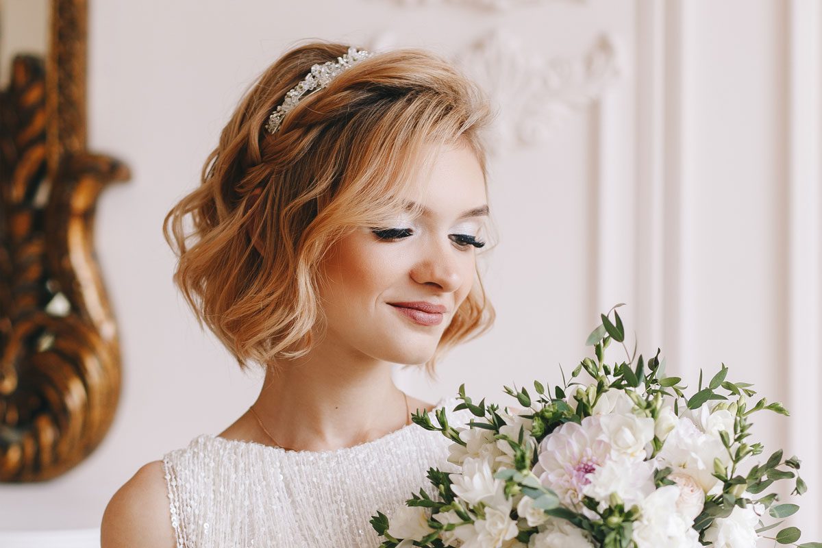 Penteado de noiva para cabelo curto com acessório delicado