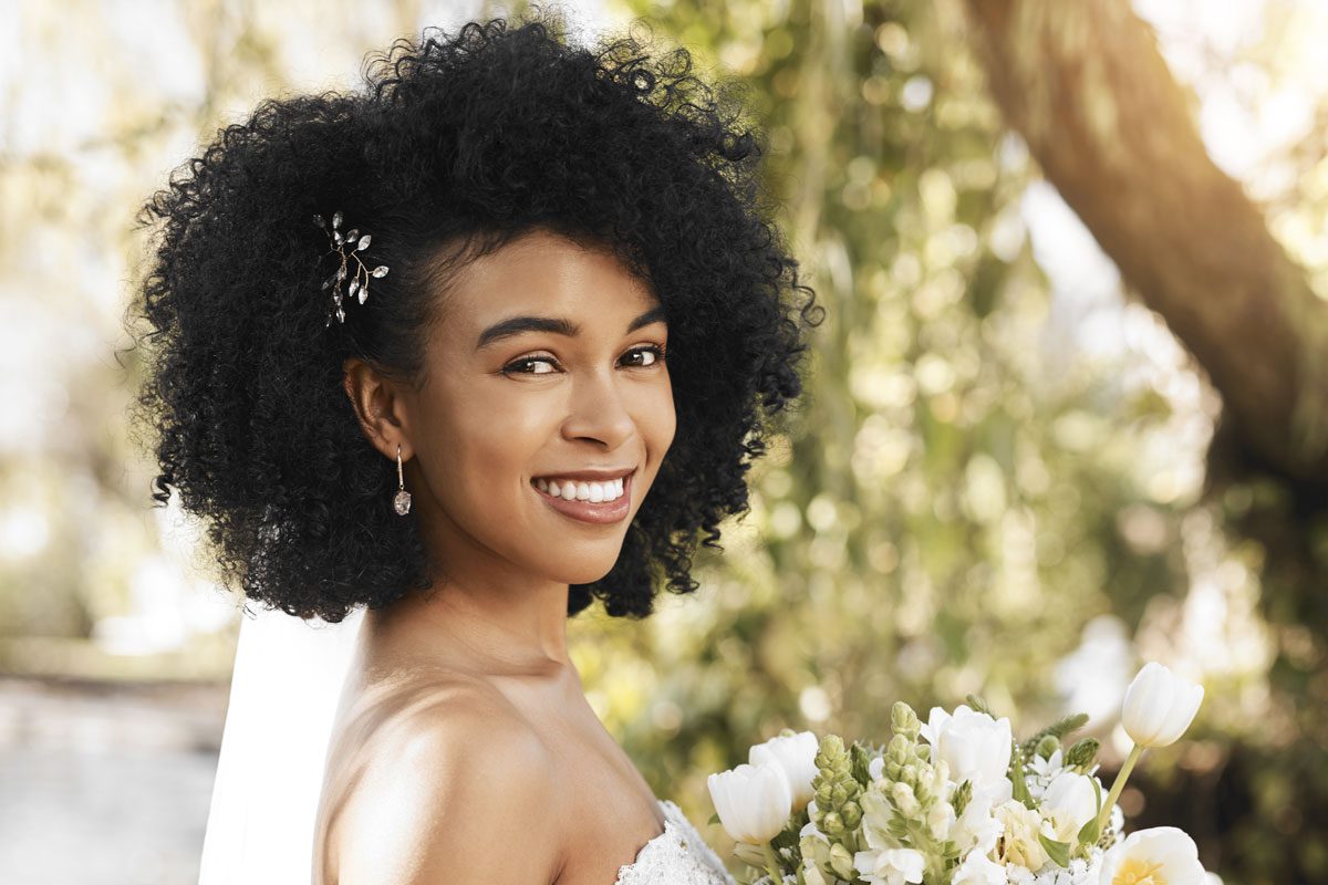 Penteado para noiva negra com tranças e volume