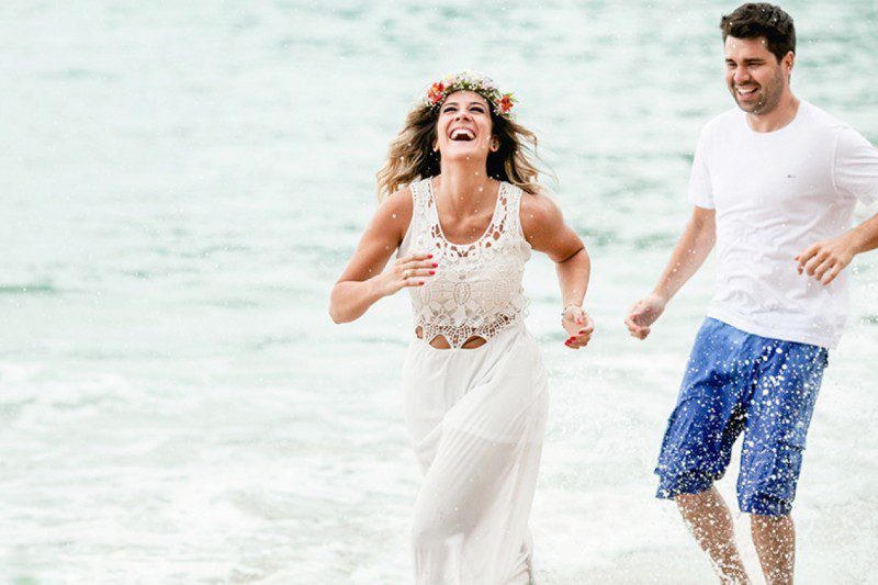 Casal fazendo fotos pré-wedding na praia.|||||||||||||||||||||||||||||||||||||