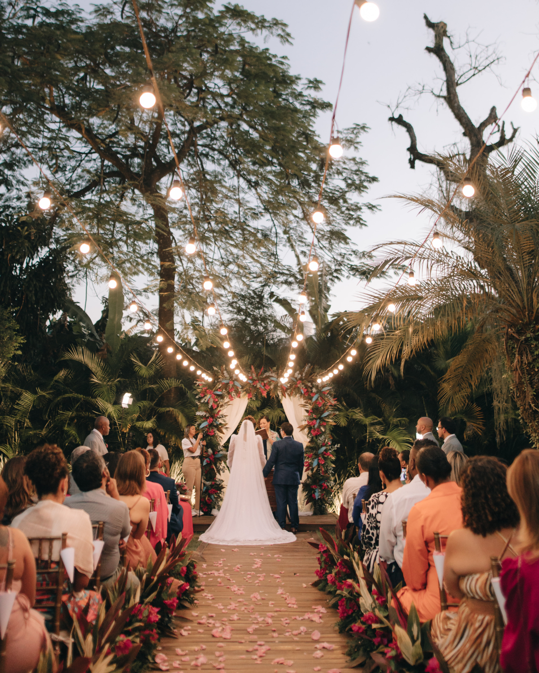 casamento real romântico Katiana e Guilherme - decoração ao ar livre
