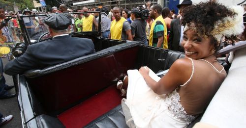 15fev2014---a-jornalista-aline-prado-chegou-ao-seu-casamento-no-bloco-imprensa-que-eu-gamo-em-um-calhambeque-1392497828297_956x500