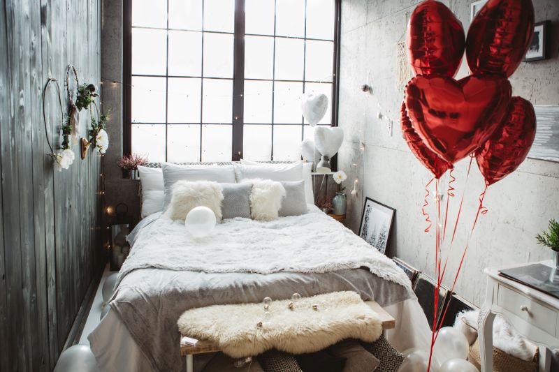 Quarto decorado com balões para comemorar bodas de 3 anos