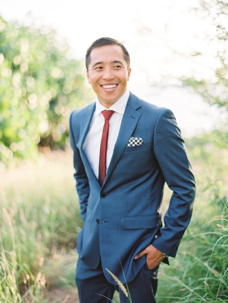 Padrinho com terno para casamento em linho claro em cerimônia diurna