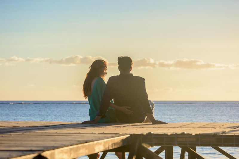 Casal viajando para comemorar as bodas de madeira