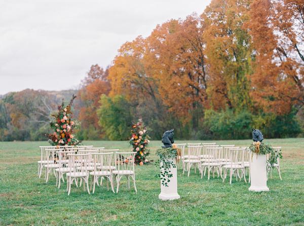 cerimônia ao ar livre em casamento no outono