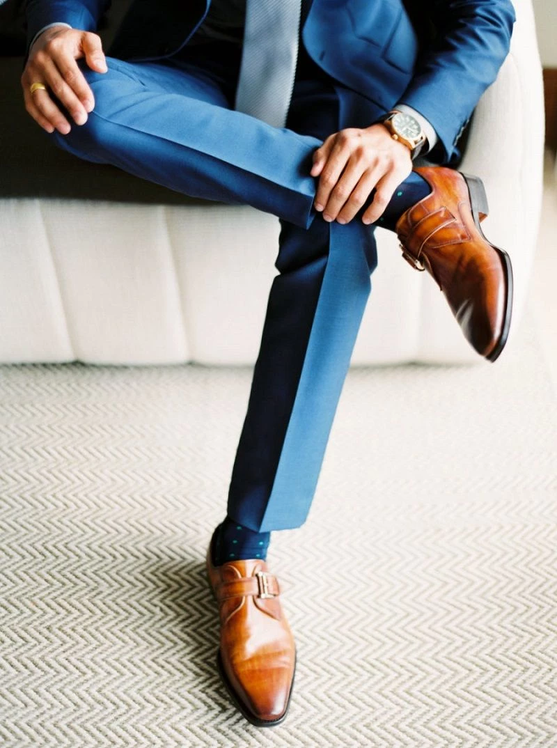 Detalhe de sapatos sociais combinando com ternos para casamento