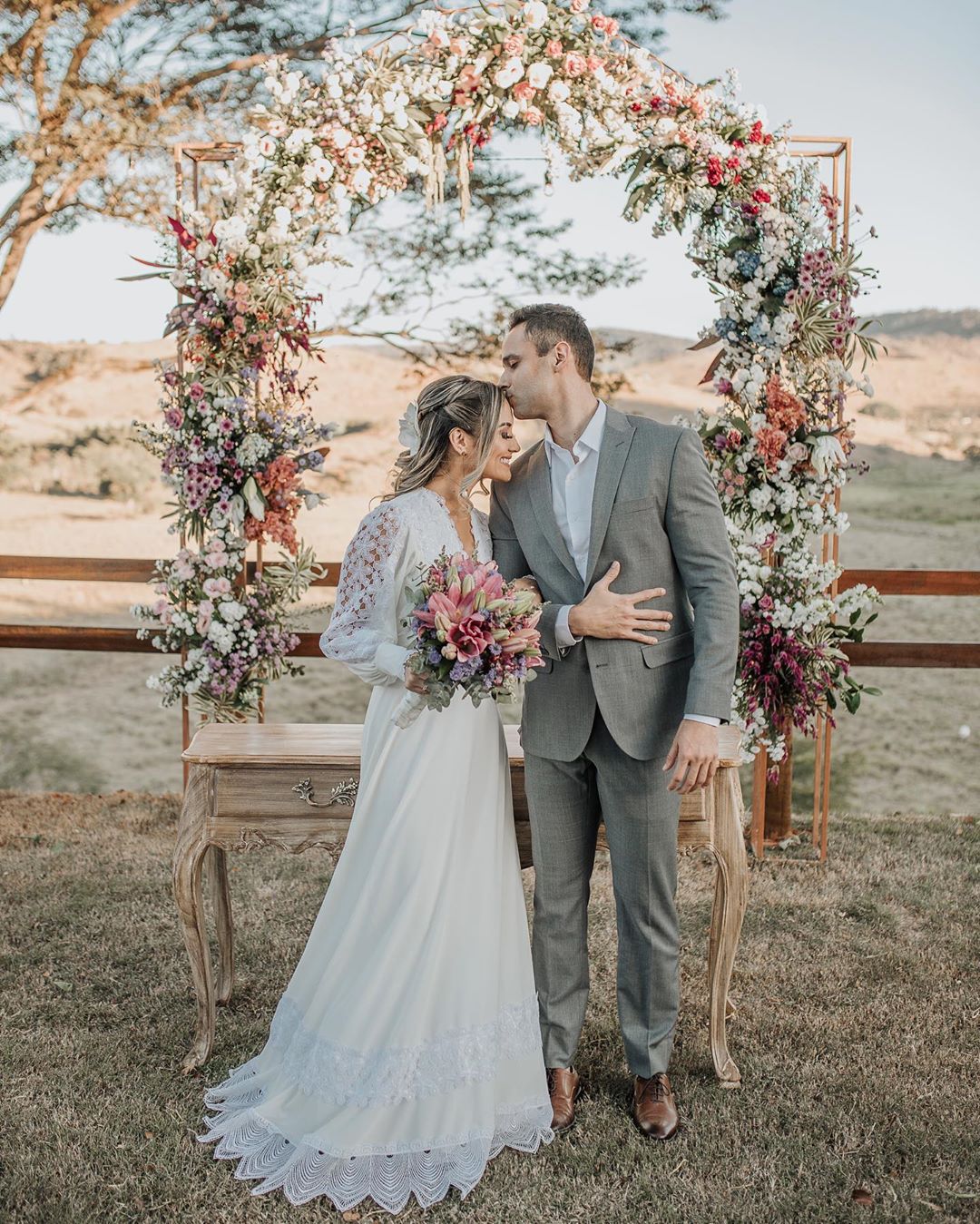 Cerimônia ao ar livre no casamento real Horthência e Itamar