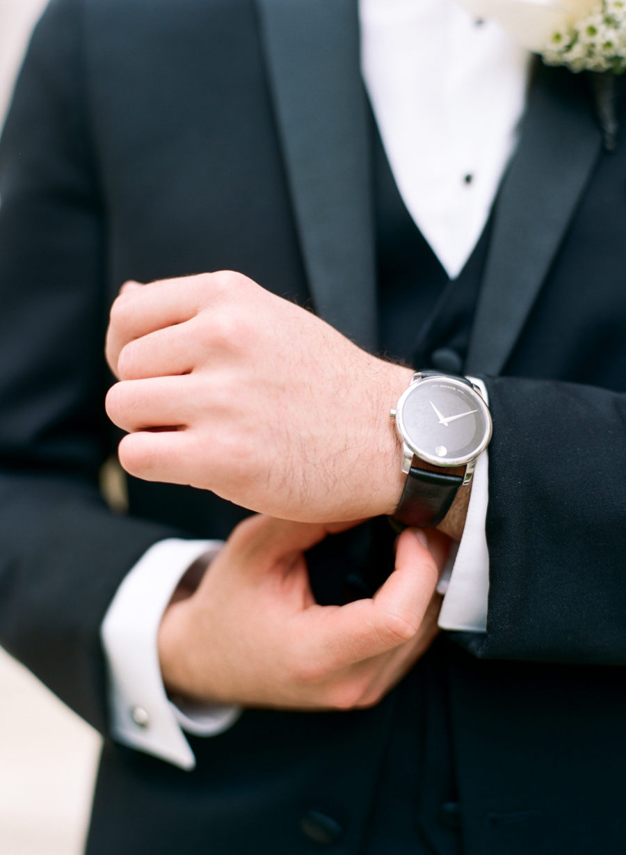 Noivo e padrinhos com ternos para casamento e flor de lapela combinando