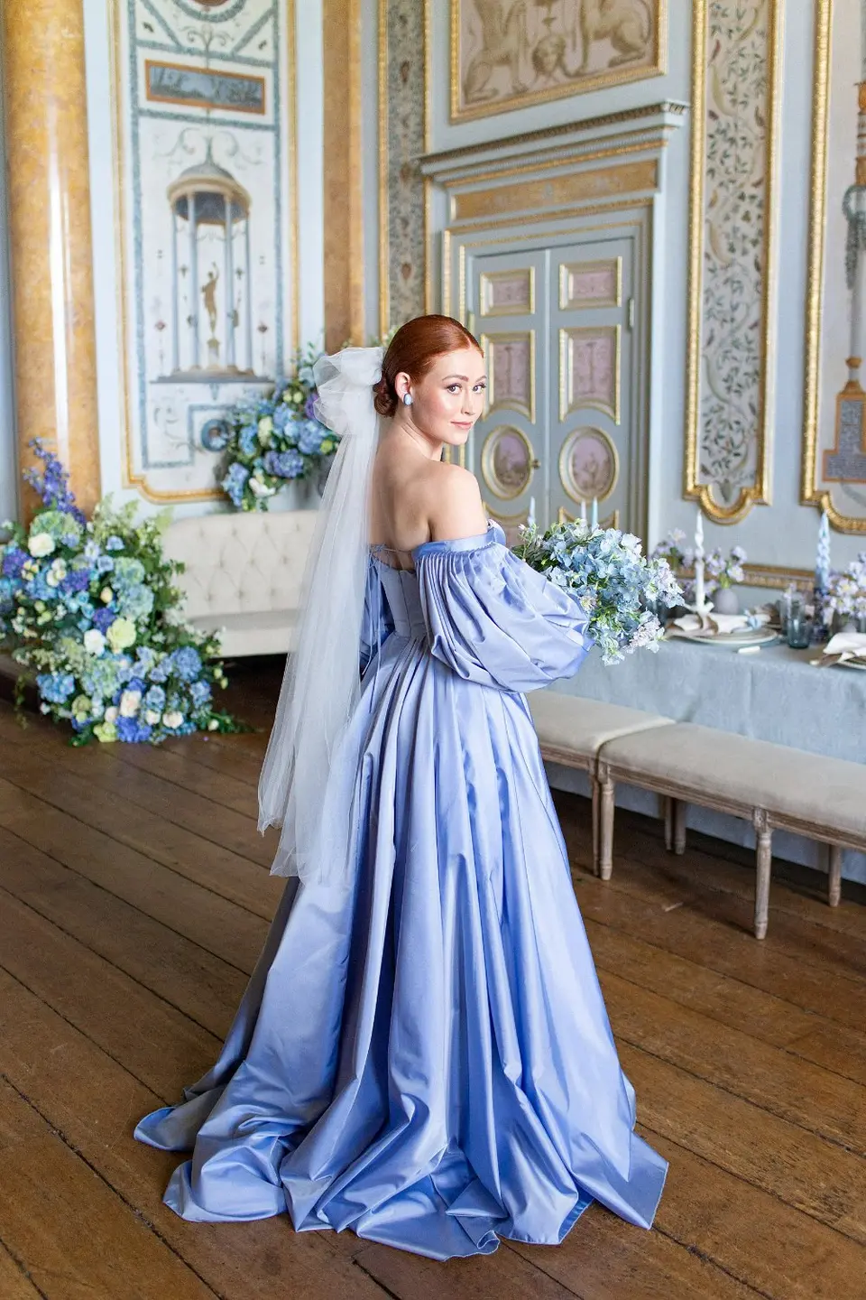 vestido de noiva Bridgerton em tom lavanda com véu e buquê