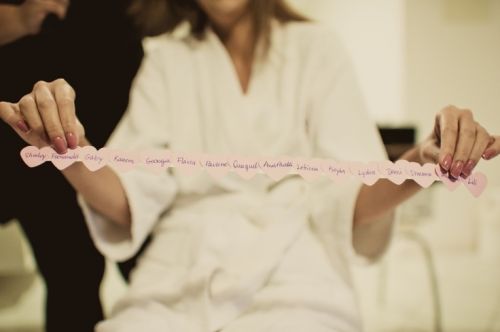 noiva mostrando os nomes das amigas na barra do vestido